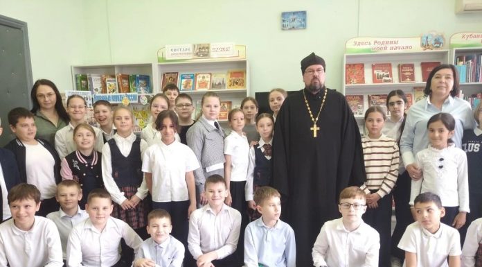 Протоиерей Сергий Покорук провел беседу с учениками школы № 4 имени Жукова ст. Динской