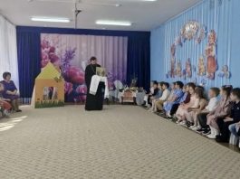 Иерей Павел Максимец посетил детский садик № 26 посёлка Украинского