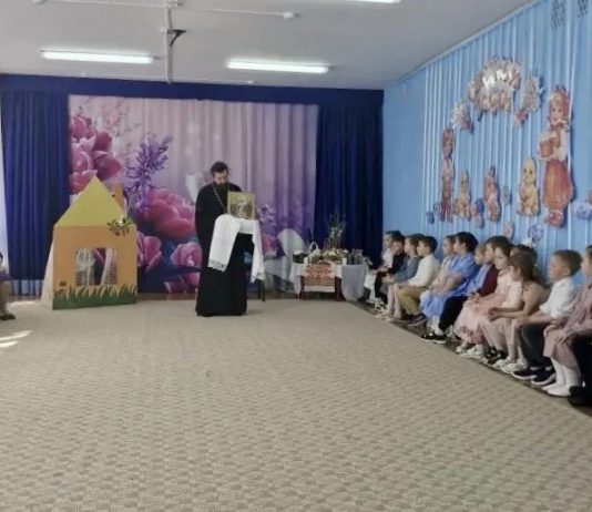 Иерей Павел Максимец посетил детский садик № 26 посёлка Украинского