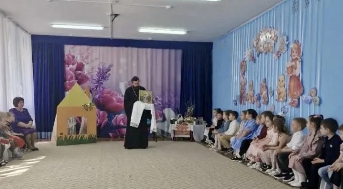 Иерей Павел Максимец посетил детский садик № 26 посёлка Украинского