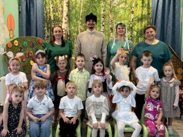 Иерей Иоанн Лапко побывал на пасхальном празднике в детском саду «Радуга»