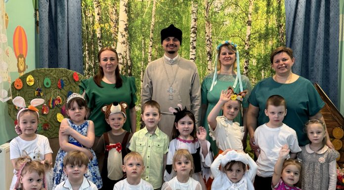 Иерей Иоанн Лапко побывал на пасхальном празднике в детском саду «Радуга»