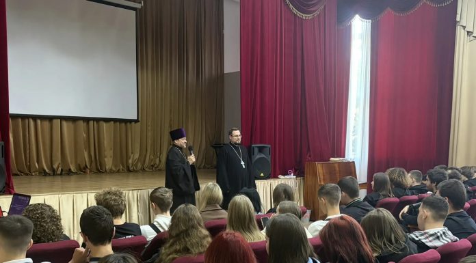 Священники Троицкого храма посетили студентов Динского механико-технологического техникума