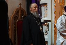 В канун Лазаревой субботы митрополит Василий молился за богослужением в Свято-Троицком соборе города Краснодара.