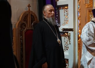 В канун Лазаревой субботы митрополит Василий молился за богослужением в Свято-Троицком соборе города Краснодара.