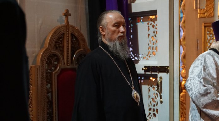 В канун Лазаревой субботы митрополит Василий молился за богослужением в Свято-Троицком соборе города Краснодара.