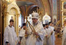 В Лазареву субботу Митрополит Василий совершил Божественную литургию в Свято-Троицком соборе