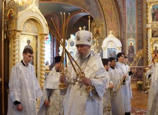 В Лазареву субботу Митрополит Василий совершил Божественную литургию в Свято-Троицком соборе