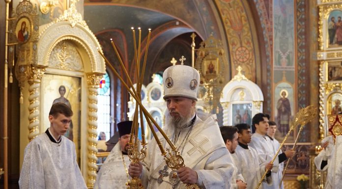 В Лазареву субботу Митрополит Василий совершил Божественную литургию в Свято-Троицком соборе