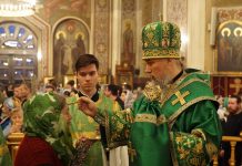 В канун праздника Входа Господня в Иерусалим и дня памяти Василия Мангазейского митрополит Екатеринодарский и Кубанский Василий совершил Всенощное бдение