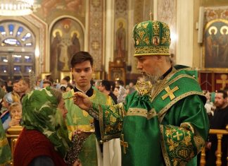 В канун праздника Входа Господня в Иерусалим и дня памяти Василия Мангазейского митрополит Екатеринодарский и Кубанский Василий совершил Всенощное бдение