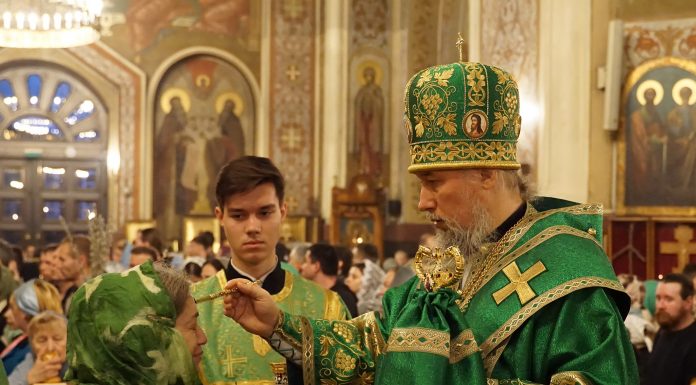В канун праздника Входа Господня в Иерусалим и дня памяти Василия Мангазейского митрополит Екатеринодарский и Кубанский Василий совершил Всенощное бдение
