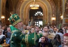 В праздник Входа Господня в Иерусалим и день памяти мученика Василия Мангазейского митрополит Екатеринодарский и Кубанский Василий совершил Божественную литургию