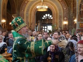 В праздник Входа Господня в Иерусалим и день памяти мученика Василия Мангазейского митрополит Екатеринодарский и Кубанский Василий совершил Божественную литургию