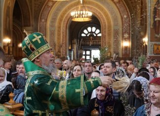 В праздник Входа Господня в Иерусалим и день памяти мученика Василия Мангазейского митрополит Екатеринодарский и Кубанский Василий совершил Божественную литургию