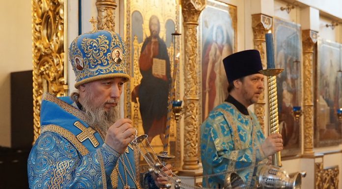 Митрополит Василий совершил Всенощное бдение в Благовещенском храме города Краснодара