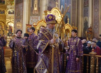 В Великий Четверток митрополит Василий совершил Божественную литургию в Свято-Екатерининском кафедральном соборе города Краснодара