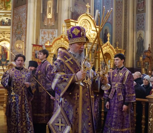 В Великий Четверток митрополит Василий совершил Божественную литургию в Свято-Екатерининском кафедральном соборе города Краснодара