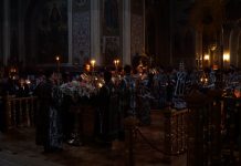 Митрополит Василий совершил утреню Великой Пятницы с чтением 12-ти Страстных Евангелий