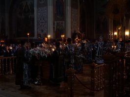 Митрополит Василий совершил утреню Великой Пятницы с чтением 12-ти Страстных Евангелий