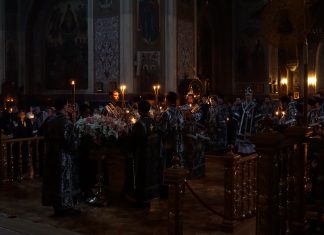 Митрополит Василий совершил утреню Великой Пятницы с чтением 12-ти Страстных Евангелий