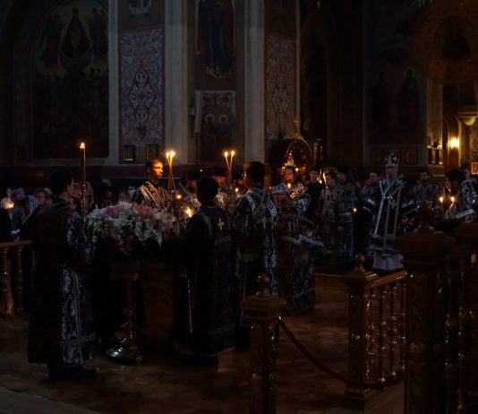 Митрополит Василий совершил утреню Великой Пятницы с чтением 12-ти Страстных Евангелий