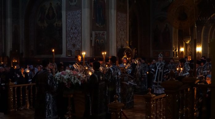 Митрополит Василий совершил утреню Великой Пятницы с чтением 12-ти Страстных Евангелий