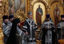 Митрополит Василий совершил вечерню с выносом Плащаницы Господа нашего Иисуса Христа в Свято-Екатерининском кафедральном соборе города Краснодара