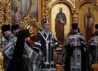 Митрополит Василий совершил вечерню с выносом Плащаницы Господа нашего Иисуса Христа в Свято-Екатерининском кафедральном соборе города Краснодара