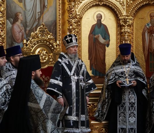 Митрополит Василий совершил вечерню с выносом Плащаницы Господа нашего Иисуса Христа в Свято-Екатерининском кафедральном соборе города Краснодара