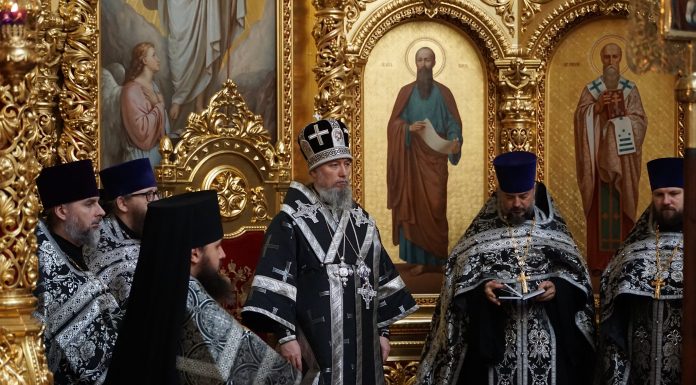 Митрополит Василий совершил вечерню с выносом Плащаницы Господа нашего Иисуса Христа в Свято-Екатерининском кафедральном соборе города Краснодара