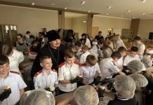 В Великий Четверг в станице Динской юные казачата учились готовиться к Пасхе под руководством священника
