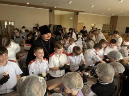 В Великий Четверг в станице Динской юные казачата учились готовиться к Пасхе под руководством священника