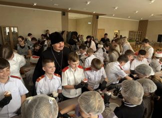 В Великий Четверг в станице Динской юные казачата учились готовиться к Пасхе под руководством священника
