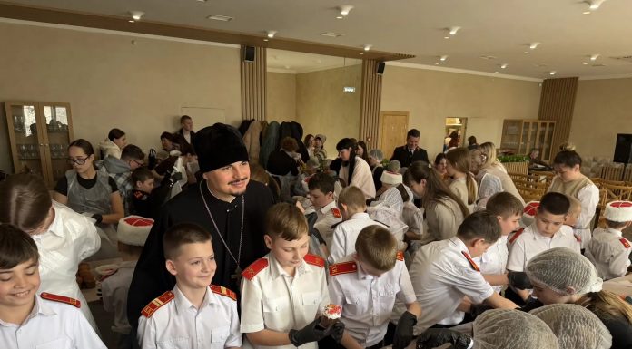 В Великий Четверг в станице Динской юные казачата учились готовиться к Пасхе под руководством священника