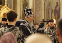 Митрополит Василий совершил утреню с чином погребения Плащаницы Спасителя