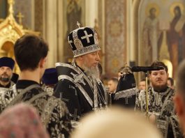 Митрополит Василий совершил утреню с чином погребения Плащаницы Спасителя