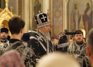 Митрополит Василий совершил утреню с чином погребения Плащаницы Спасителя