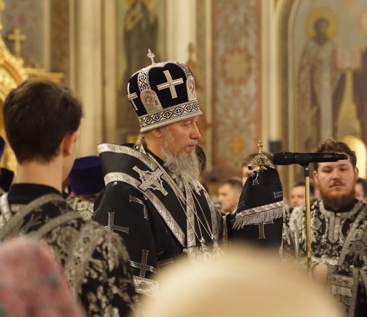 Митрополит Василий совершил утреню с чином погребения Плащаницы Спасителя