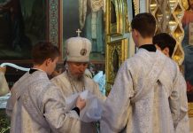 В Великую Субботу митрополит Василий совершил Божественную литургию в Свято-Троицком соборе города Краснодара