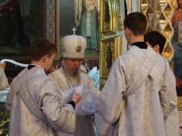 В Великую Субботу митрополит Василий совершил Божественную литургию в Свято-Троицком соборе города Краснодара