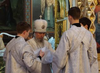 В Великую Субботу митрополит Василий совершил Божественную литургию в Свято-Троицком соборе города Краснодара