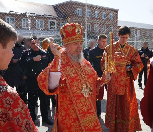 Митрополит Василий совершил Божественную литургию в храме святых мучеников Бориса и Глеба при исправительной колонии № 14