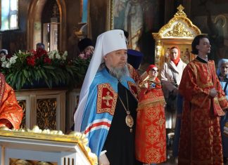 Митрополит Василий совершил Божественную литургию в храме в честь иконы Божией Матери «Целительница»