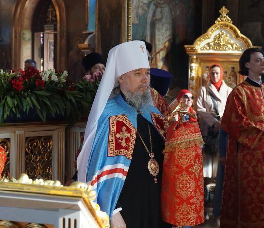 Митрополит Василий совершил Божественную литургию в храме в честь иконы Божией Матери «Целительница»