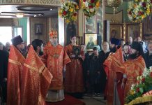 В праздник Радоницы Митрополит Василий совершил Божественную литургию в Свято-Троицком храме станицы Динской