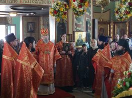 В праздник Радоницы Митрополит Василий совершил Божественную литургию в Свято-Троицком храме станицы Динской