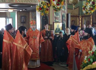 В праздник Радоницы Митрополит Василий совершил Божественную литургию в Свято-Троицком храме станицы Динской