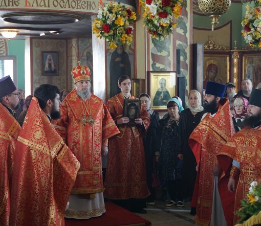 В праздник Радоницы Митрополит Василий совершил Божественную литургию в Свято-Троицком храме станицы Динской