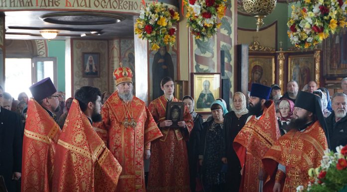В праздник Радоницы Митрополит Василий совершил Божественную литургию в Свято-Троицком храме станицы Динской